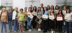 El alcalde y la ONG San Vicente de Paúl entregan  diplomas a jóvenes del curso de dependientes de comercio