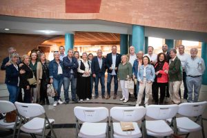 El alcalde recibe una placa del alumnado de la Universidad de Mayores de Mérida “por su apoyo y colaboración siempre con todas y todos los estudiantes y en agradecimiento al fomento de esta institución en la ciudad”
