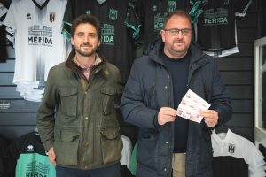 El alcalde compra su entrada para disfrutar el sábado del derbi entre el Badajoz y el Mérida AD y anima a la afición a acompañar al equipo romano