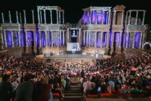 Rodríguez Osuna destaca la vocación de Mérida como capital desde su fundación a nuestros días en su discurso con motivo del Día de Extremadura en el Teatro Romano