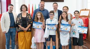 El alcalde felicita a los cuatro escolares emeritenses que han resultado finalistas en el concurso nacional de dibujo que organiza la empresa Aqualia