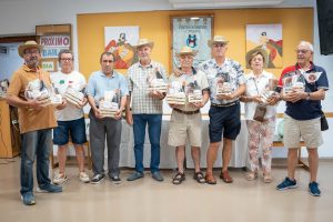 El alcalde destaca el desarrollo de iniciativas que fomenten la participación activa de los mayores en su visita al Hogar de Mayores `El Calvario´, con motivo de la Feria y Fiestas de Mérida 2025