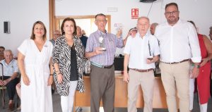 El alcalde hace entrega de los tradicionales trofeos y regalos de Feria en el Hogar de Mayores Reyes Huertas
