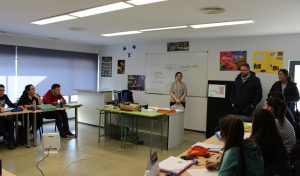 El alcalde visita a los alumnos de las Escuelas Profesionales que se desarrollan en La Calzada