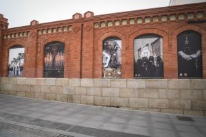 El alcalde ha inaugurado hoy ‘Altera adspectu, con otra mirada’, una exposición fotográfica de gran formato sobre la Semana Santa de Mérida ubicada en la fachada del Mercado de Calatrava