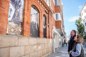 Ya se ha instalado la exposición fotográfica de gran formato sobre la Semana Santa de Mérida ‘Altera adspectu’, en la fachada del Mercado de Calatrava