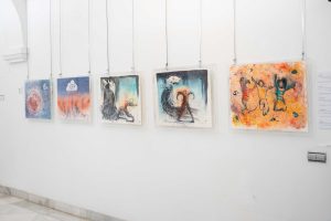 La pintora emeritense Rosana Soriano Polo ofrece en el patio noble de la Asamblea de Extremadura sus acuarelas en una exposición titulada “Hilando I-realidad”