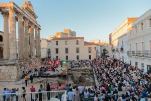 La MUM ofrece desde hoy su propuesta de música en directo con 18 grupos, nacionales e internacionales, en lugares como el Templo de Diana, Santo Domingo, María Luisa o Centro Cultural Alcazaba