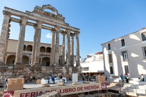 Feria del Libro en el Templo de Diana, exposiciones, recreación histórica en el MNAR y Rally de Tierra en la agenda de cultura y ocio para el fin de semana