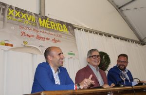 El escritor Boris Izaguirre inauguró anoche la XXXVII Feria del Libro