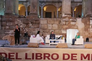 La Feria del libro cuenta con bucle magnético, mochilas vibratorias e intérprete de Lengua de Signos