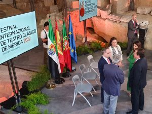 La alcaldesa en funciones, Carmen Yáñez, asiste a la presentación del Festival de Teatro en Lisboa