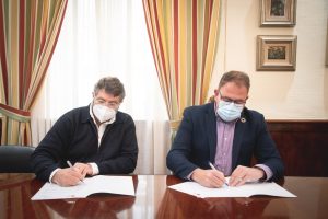Rodríguez Osuna firma con el Festival de Mérida un convenio de colaboración que unirá al certamen con el Grupo de Ciudades Patrimonio de la Humanidad de España