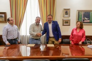 El alcalde cumple el compromiso de aumentar a 21.000 euros la subvención a la Plataforma del Voluntariado de Mérida firmando el nuevo convenio que beneficiará a las 60 entidades y 2.500 voluntarios y voluntarias que la componen