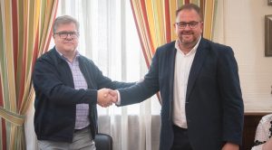 El Ayuntamiento cede una parcela de 2.500 m² a Plena Inclusión Mérida para ampliar los servicios de atención temprana y habilitación funcional que dan respuesta a más de 400 usuarios y usuarias de la ciudad