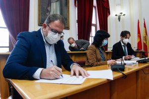 El Ayuntamiento califica de “hecho histórico” la adquisición de los terrenos del Hernán Cortés a sus 38 propietarios