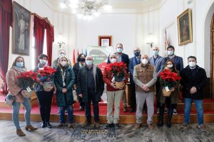 El alcalde se suma a la campaña solidaria de FEAFES para adquirir flores de pascua cuyos maceteros están realizados en polímero de corcho