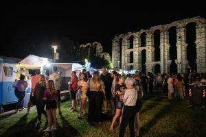 El Acueducto de Los Milagros acoge desde el Jueves el III Festival Mundial Foodtrucks Mérida con gastronomía de todo el mundo y numerosas actividades y conciertos