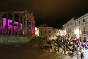 El Templo de Diana se tiñe de rosa por el Día de la Niña