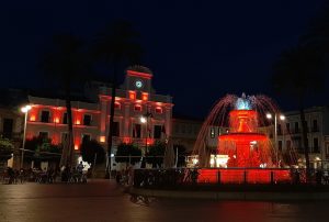 La fachada del Ayuntamiento, la fuente de la Plaza de España y varios monumentos se iluminan el miércoles en color rojo por el Síndrome de deleción 22q11