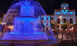 Los principales monumentos, la fuente de la Plaza y la fachada del ayuntamiento se iluminan mañana en color turquesa por el Día Nacional de la Lengua de Signos Española