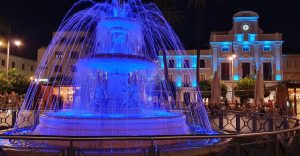 La fachada del Ayuntamiento y la fuente se iluminarán mañana de azul y púrpura por los enfermos de Huntington