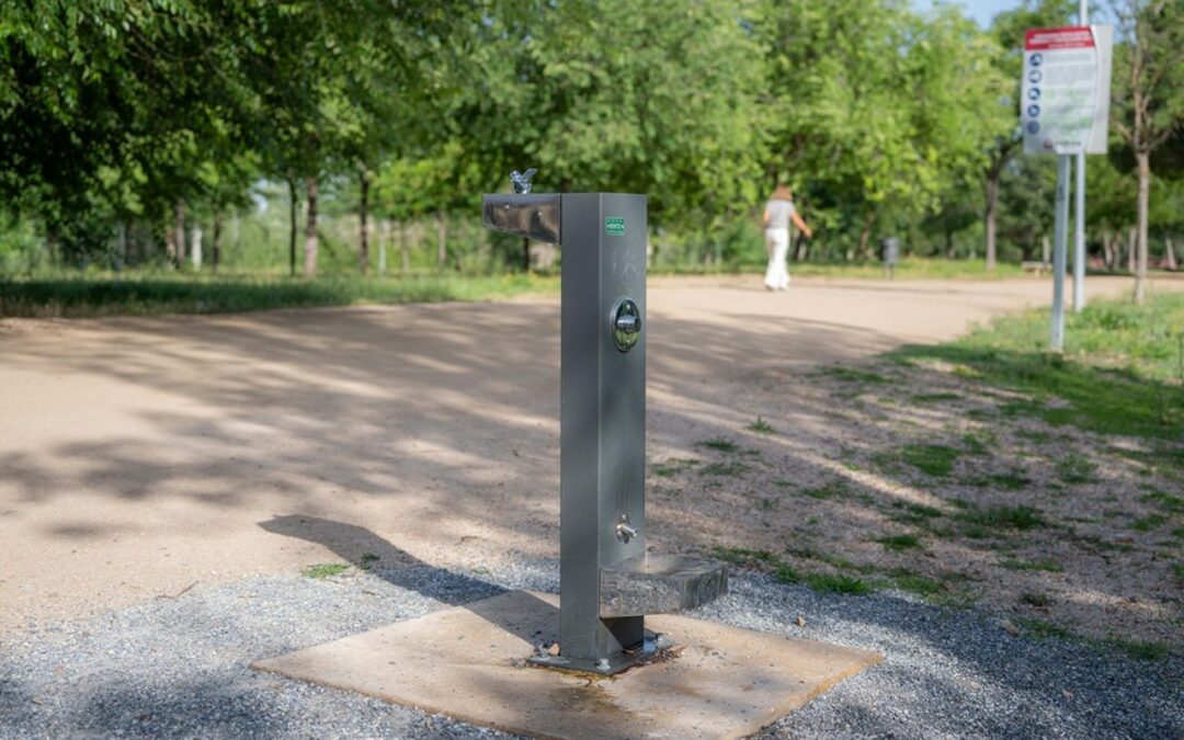 El Ayuntamiento instala nuevo mobiliario urbanos en los parques y jardines de la ciudad