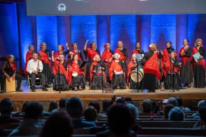 La tradicional Gala de Navidad del Mayor congrega en el Centro Cultural Alcazaba a más de 300 personas mayores de la ciudad