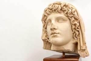 El Parlamento Europeo incorpora a su colección de arte el busto del Genio de la Colonia y un mosaico ofrecidos por el ayuntamiento de Mérida