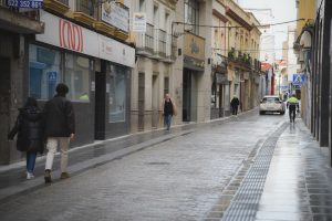 El alcalde visita la transformación en plataforma única de Graciano, John Lennon y Plaza Santo Domingo que cuentan con nuevo mobiliario urbano, accesibilidad universal y nueva iluminación artística de la Alcazaba