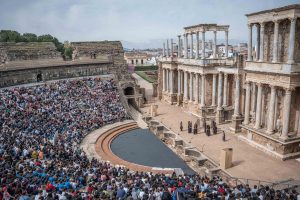 El alcalde asiste a la inauguración del Festival Juvenil de Teatro Grecolatino que reunirá esta semana en Mérida a más de 12.000 jóvenes de 160 institutos de toda España y Portugal con la presencia también de alumnado francés y finlandés
