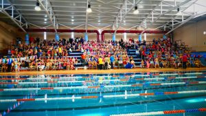 La Gymkana pone fin al paso de alumnos de centros educativos por la piscina climatizada