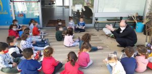 El alumnado del proyecto de huertos escolares realizan un taller de plantación de plantas aromáticas