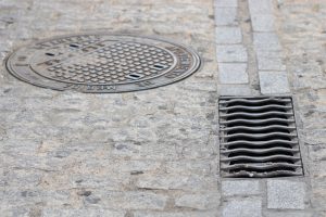 Desde el Ayuntamiento de Mérida se realiza una campaña periódica de limpieza de imbornales en la ciudad