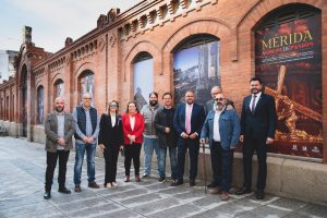 El alcalde de Mérida inaugura la exposición al aire libre “Mérida, a golpe de pasión” con imágenes de la Semana Santa emeritense de Interés Turístico Internacional