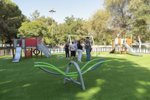 El alcalde inaugura el nuevo parque infantil de María Auxiliadora que cuenta con nuevas zonas de juego, césped sintético, bancos, fuentes y papeleras