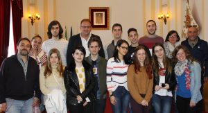 El alcalde recibe a alumnos de Langreo, de visita en intercambio con la escuela de teatro Taptc?