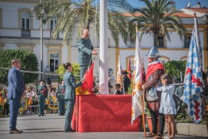 El Alcalde ha hecho entrega de la Bandera Nacional para el izado solemne que da inicio a la Semana Institucional de la Guardia Civil en Mérida