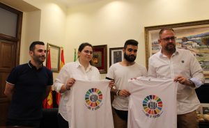 El alcalde recibe a los jóvenes voluntarios del grupo ‘ECOncienciate’