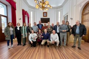 El alcalde impone el escudo de oro de la ciudad a 14 trabajadoras y trabajadores municipales con motivo de su jubilación