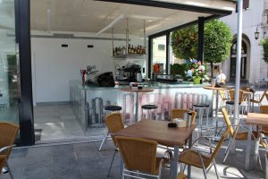 La apertura de los dos primeros kioscos de la Plaza de España genera quince nuevos puestos de trabajo