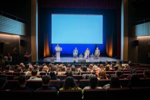El alcalde inaugura en el Teatro María Luisa el primer congreso que se celebra en este recinto con motivo de las I Jornadas Extremeñas de Humanización en Cuidados Críticos
