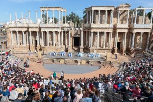 Más de 1.500 alumnos y alumnas de 11 centros educativos de la ciudad clausuran, hoy y mañana, el programa “La Escuela adopta un monumento” en el Teatro Romano