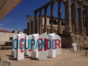Llega a Mérida la exposición Laberintos Líricos con versos de Delgado Valhondo