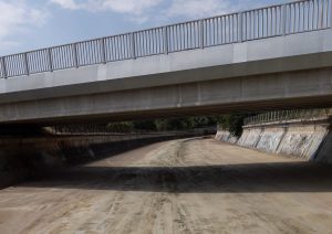 El Ayuntamiento realiza la limpieza periódica del cauce del río Albarregas en su tramo urbano, desde San Juan a la desembocadura del Guadiana