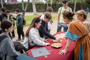 Cientos de jóvenes participan en el primer día de las actividades del programa “Lvdotivm” en el intervalo de las representaciones del Festival de Teatro Grecolatino