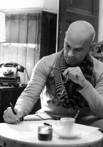 Manuel González presenta su poemario Interiores en la biblioteca municipal