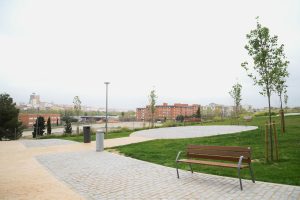 El alcalde inaugura la transformación de los jardines y paseos junto al acueducto de San Lázaro que cuentan con zonas de recreo, nuevo parque, mobiliario urbano y nueva iluminación artística para el monumento