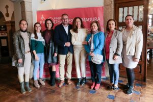 El alcalde agradece a PRODEAN la puesta en marcha de su tradicional Rastrillo de Navidad en el Parador y anima a la población a participar para recaudar fondos destinados a becas de estudio para niñas y niños de Camerún