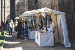 La plaza de las Méridas del Mundo acoge este verano una nueva edición del mercado artesano de la Asociación “A mano sin prisas”